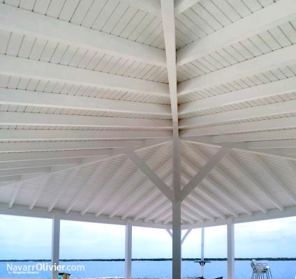 Pergola blanca de madera a 4 aguas en Málaga