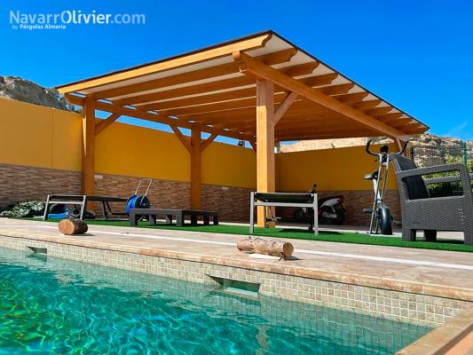 Pérgola de madera laminada para patio con piscina