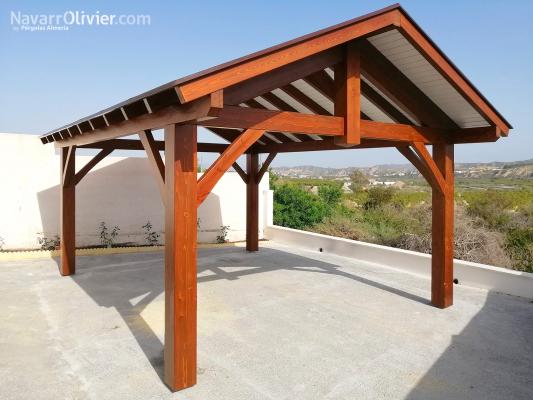 Cenedor de madera a 2 aguas para jardín de vivienda unifamiliar