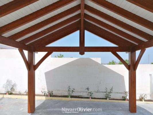 Pérgola de madera a 2 aguas para jardín de vivienda unifamiliar