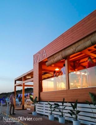Beach club de madera sobre pilotes en Chiclana