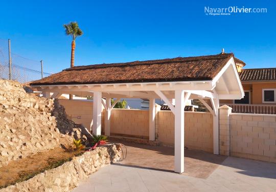 Pergola a 2 aguas de madera blanca para exterior con techo de brezo