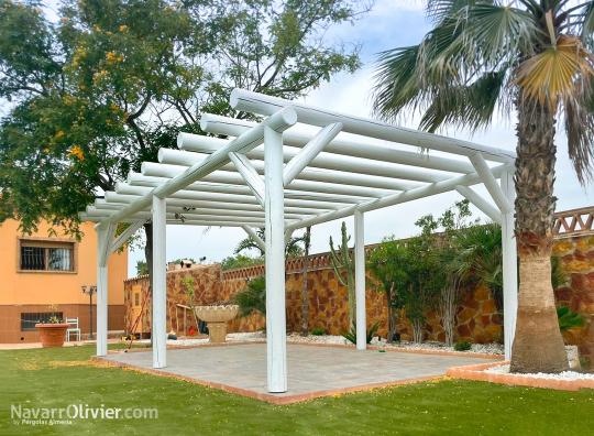 Pergola de troncos para cubierta natural en el jardín