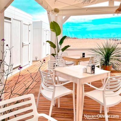 Chiringuito desmontable de temporada equipado para gastronomía con terraza cubierta por pérgola