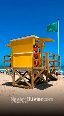 Caseta de vigilancia y socorrismo en playa sobre torre de madera autoclave