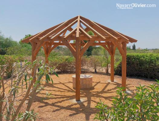 Pérgola hexagonal de madera para jardín mediterráneo en Vera, Almería