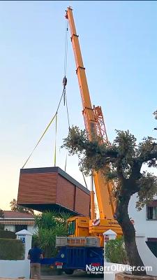 Izado de modulo de metal y madera para su instalación