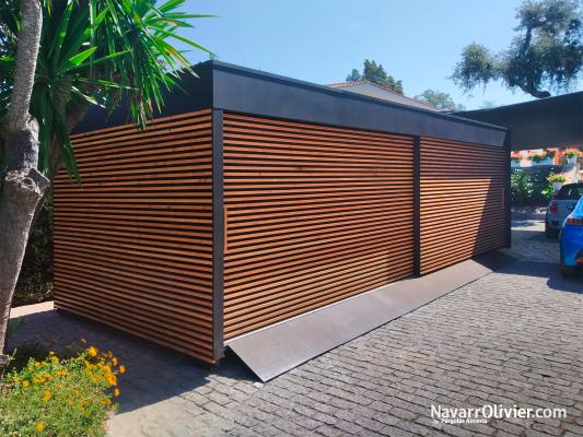 Construcción de módulo de metal y madera con envolvente en listones paralelos de madera douglas