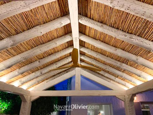 Pergola con cubierat a 2 aguas de madera reciclada tronco y cañizo