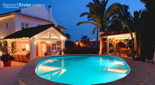 Pérgolas de madera para zona ajardinada con piscina 