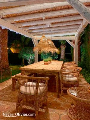 Cenador exterior construcción de pergola de madera con pilares de madera recuperada