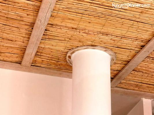 Falso techo decorativo natural con madera y cañizo