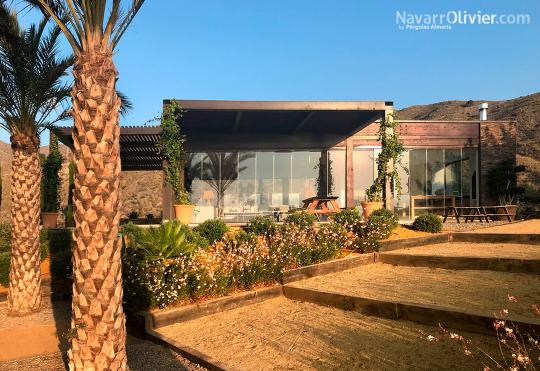 Viviena de madera con cerramiento de cristal para campo de golf en Macenas