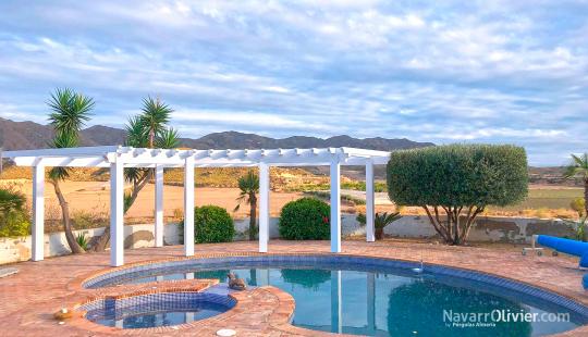 Pérgola semi circular de madera junto a la piscina para cubierta vegetal
