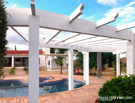Pérgola de madera blanca semi circular para piscina
