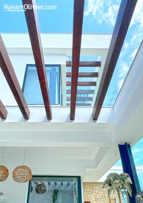 Pérgola de diseño en madera laminada de douglas