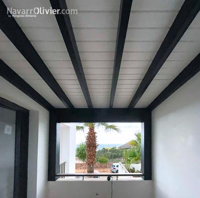 Pérgola de madera oscura con friso blanco