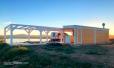 Chiringuito de madera con pérgola junto a embalse en Zafra, Badajoz