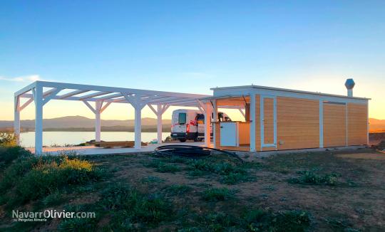 Chiringuito de madera con pérgola junto a embalse en Zafra, Badajoz