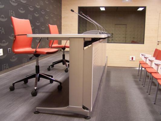 Mesa de salon de actos.