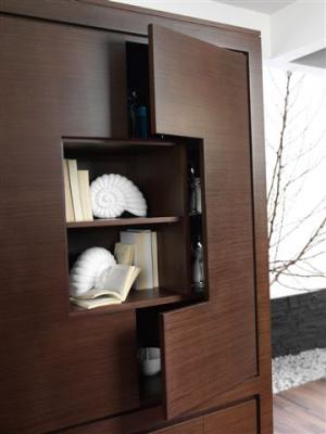 C.Banna detalle puerta vitrina bar madera.