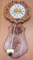 Reloj de pendulo con escenas de caza talladas