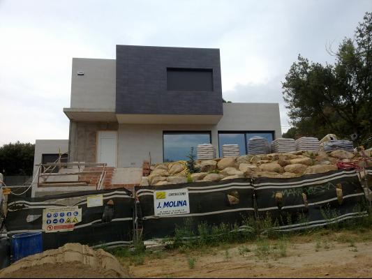 Vivienda en construcción en Vilanova del Vallés parte delantera
