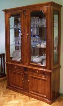 Vitrina de Nogal Castellano con talla