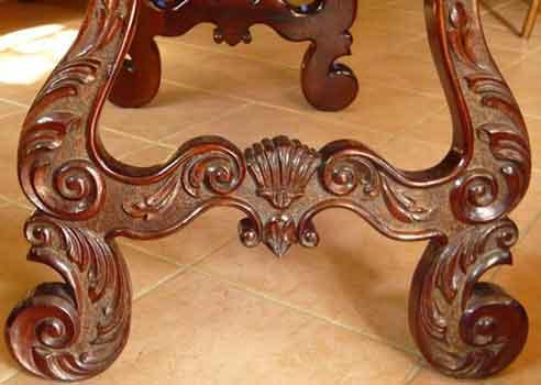 Detalle de mesa con patas talladas
