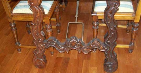 Mesa de comedor restaurada con patas talladas