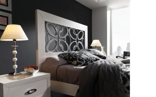 Dormitorio lacado color perla. Cama de 150, 2 mesillas, comoda y espejo