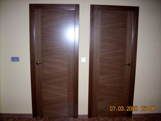 Puertas en Nogal Mallado