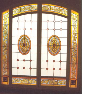 Vidriera  clásica. Puerta decorada con vidriera