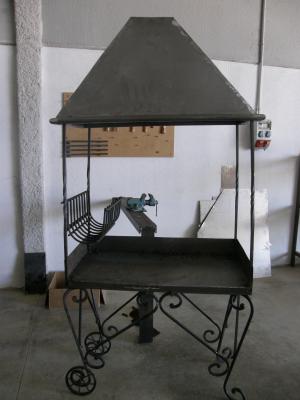 Barbacoa en forja artesanal, con los accesorios que desee.