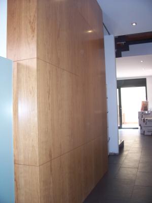 Pared forrada en cerezo