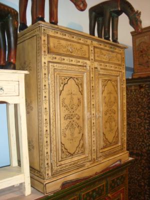 COMODA PINTADA