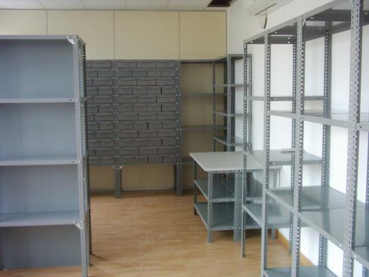 Adaptación de estanterías ángulo ranurado