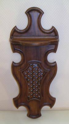 Estanteria de Nogal Castellano con Talla