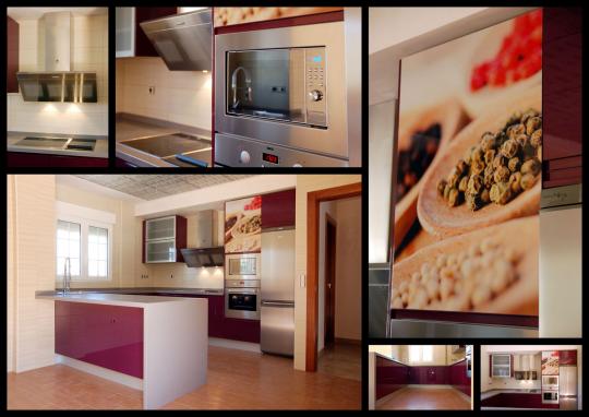 Berenjena brillo con silestone gris