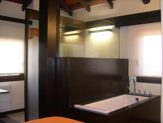 cuarto de baño forrado en madera