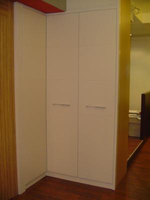 Armario lacado blanco ranurado