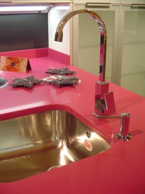 Detalle fregadero inox bajo mármol