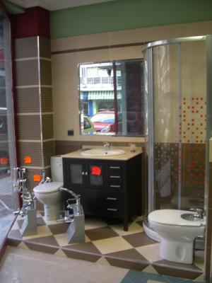 CONJUNTO MUEBLE BAÑO MADERA MACIZA, INLCUYE LAVABO, ENCIMERA MARMOL MARFIL STONE, ESPEJO CON APLIQUE