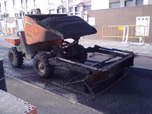 Aplicación de asfalto en carril EL BERCIAL (Getafe)