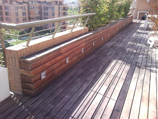 Tarima exterior con necesitad de ser restuarada