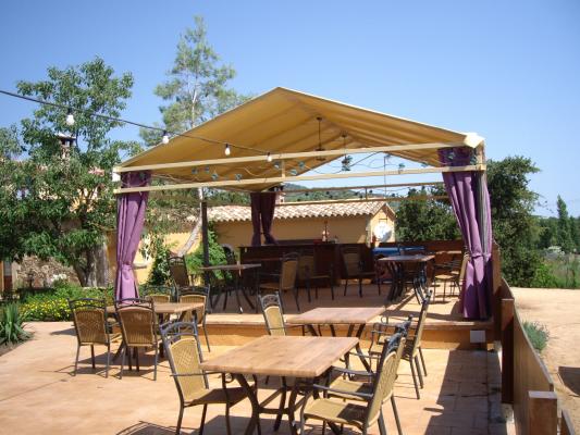 estructura de hierro con toldo pvc tensado y cortinas laterales 