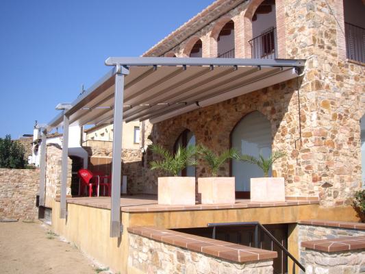estructura con toldo corredero tenso 