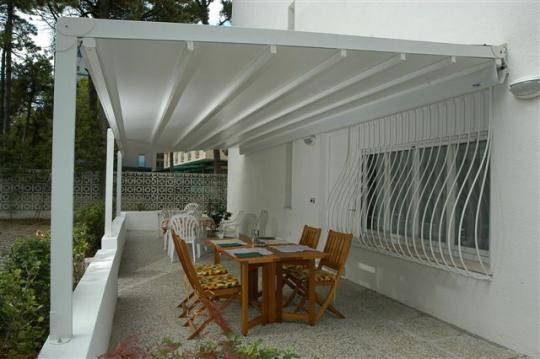 estructura con toldo corredero tenso 