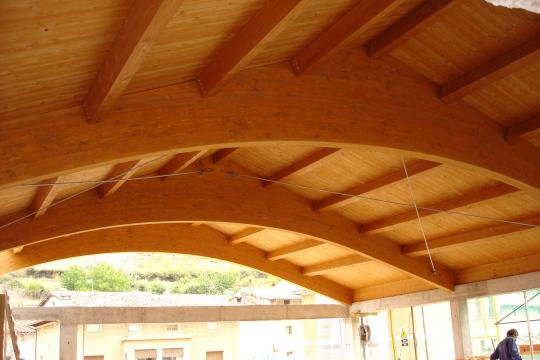 cubierta con vigas curvas y correas