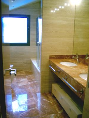 Baño en marmol Rojo Alicante